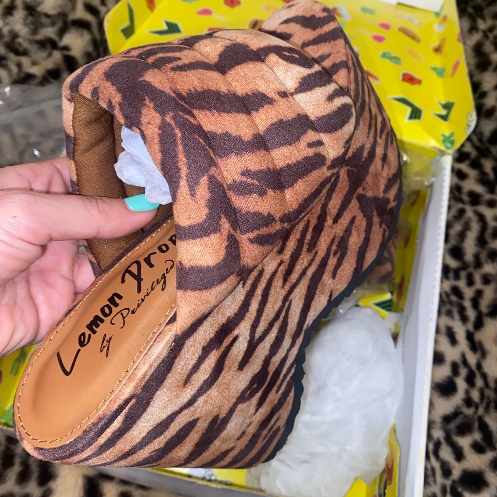 *SOLD* Striped Manolya Platform Sandals Sz 6